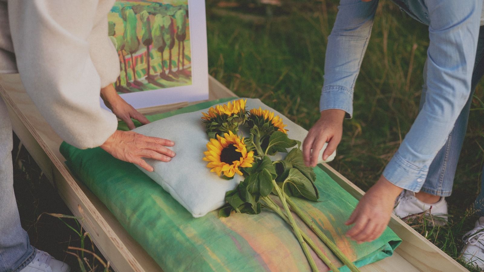 Handen schikken zonnebloemen