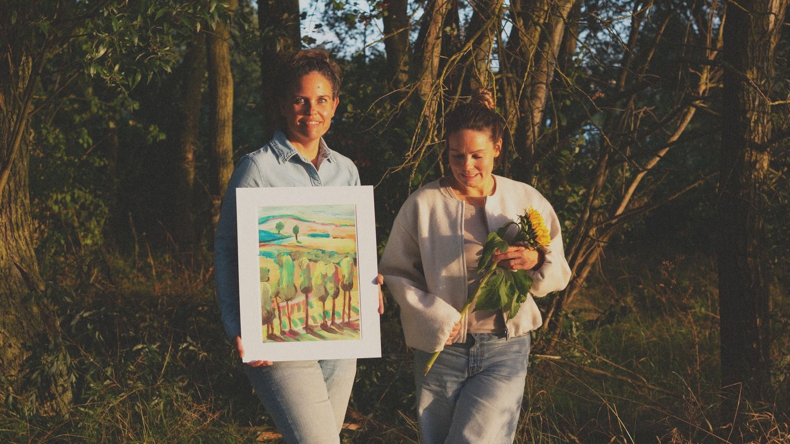 Syl en Janneke in het bos met schilderij en zonnebloemen