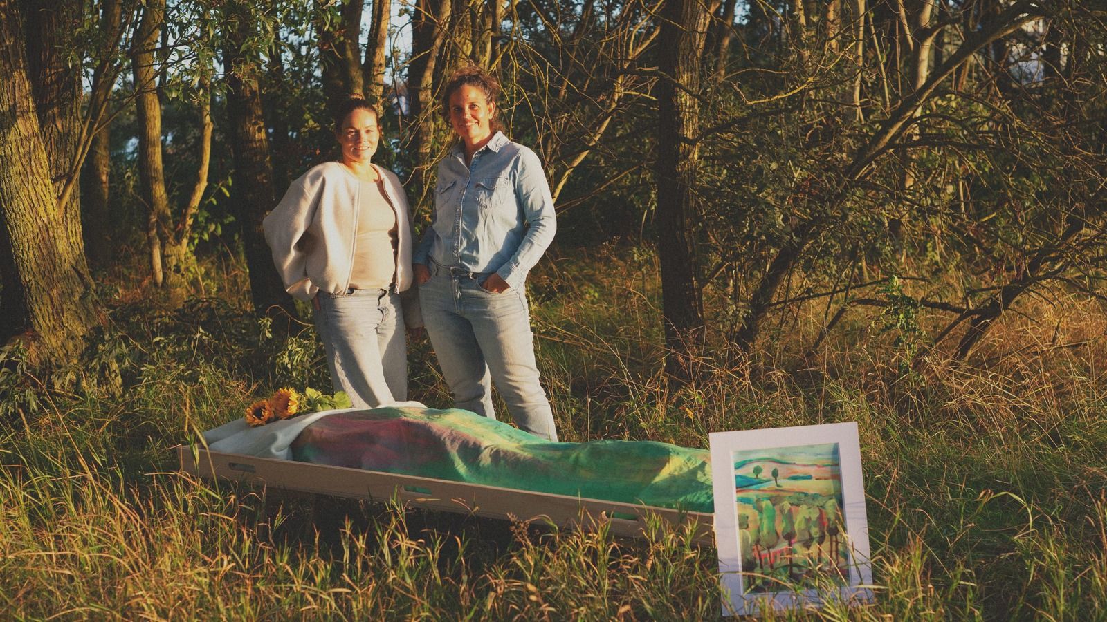 Syl en Janneke bij de wade in het bos